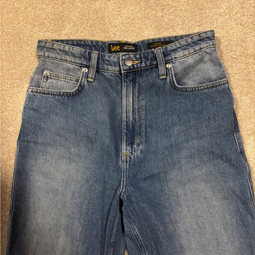 Lee Blue Jeans, High rise, Relaxed Stovepipe, Size 29 - Picture 3 of 6